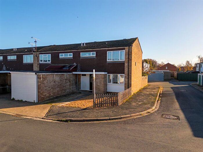 3 Bedroom End Terrace House For Sale In Rochester Place, Aylesbury, HP19