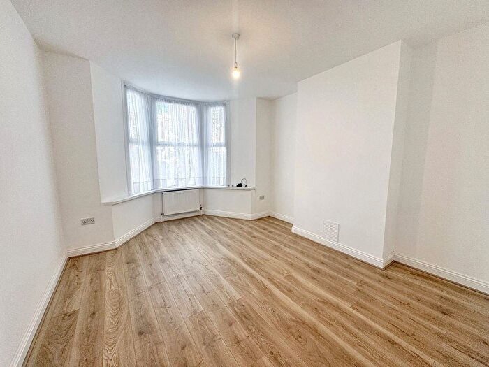 2 Bedroom Flat To Rent In Leytonstone Road, Stratford, E15