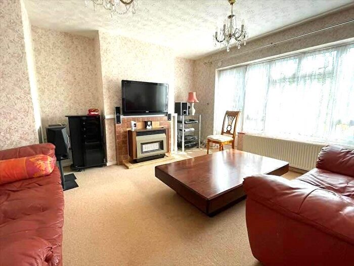 2 Bedroom Maisonette To Rent In Glenhurst Avenue, Ruislip, HA4