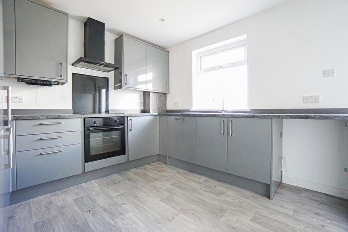 3 Bedroom End Of Terrace House For Sale In Oak Street, Hollingwood, Chesterfield, S43