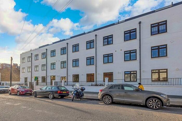 2 Bedroom Flat To Rent In Oakland Road, Crickelwood, NW2