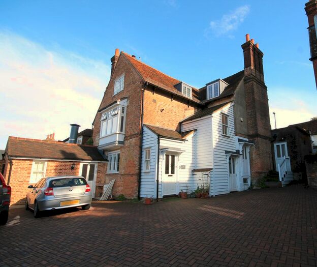 3 Bedroom Flat To Rent In South Street, Dorking, RH4