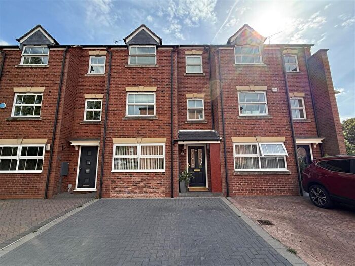 4 Bedroom Terraced House To Rent In Clarkson Close, Nuneaton, CV11