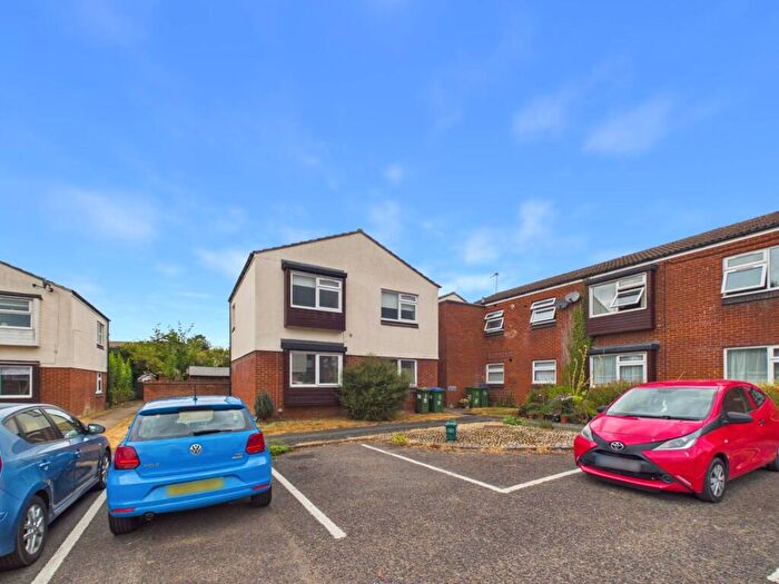 1 Bedroom Flat For Sale In Runfurrow, Haddenham, HP17