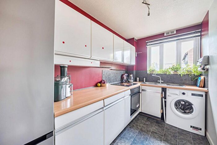 1 Bedroom Flat To Rent In Selby Walk, Woking, GU21