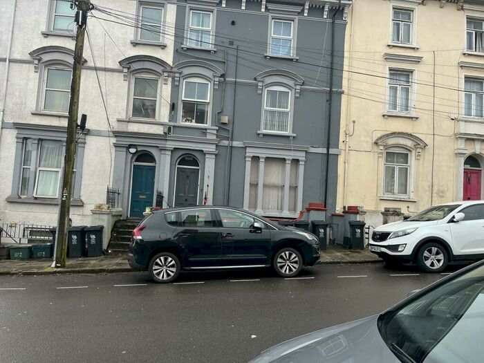 2 Bedroom Flat To Rent In Clytha Square, , Newport, NP20