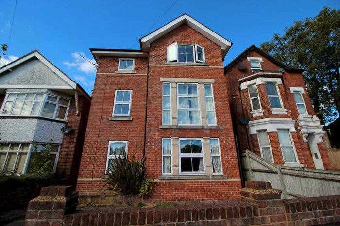 2 Bedroom Flat To Rent In Winchester Road, Southampton, SO16