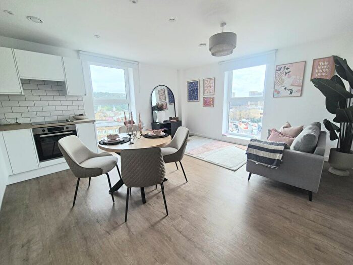 2 Bedroom Apartment To Rent In Cow Green, Halifax, HX1