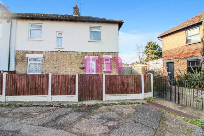 3 Bedroom Semi-Detached House To Rent In Hathaway Road, Grays, RM17