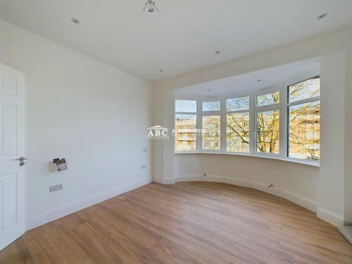 4 Bedroom Apartment To Rent In Green Lane, London, NW4
