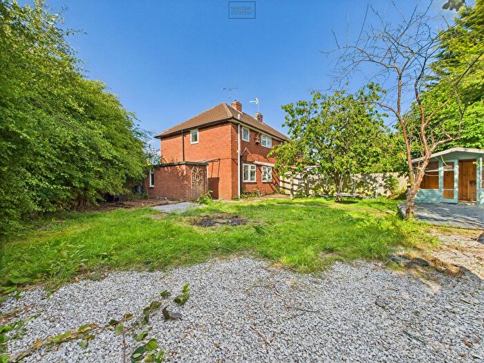 3 Bedroom Semi-Detached House To Rent In Clay Cross, S45