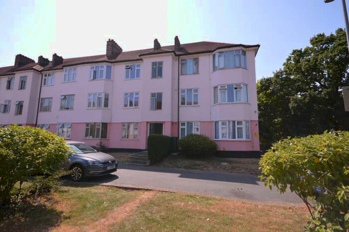 2 Bedroom Flat To Rent In Robins Court, Chinbrook Road, Lewisham, London, SE12