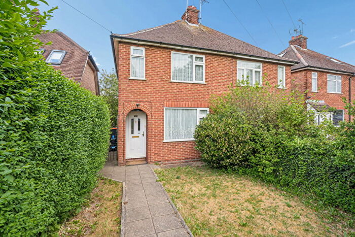 2 Bedroom Semi-Detached House For Sale In Halfmoon Lane, Dunstable, LU5