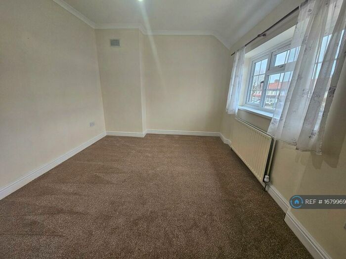 3 Bedroom Semi-Detached House To Rent In Mitcham Road, Croydon, CR0