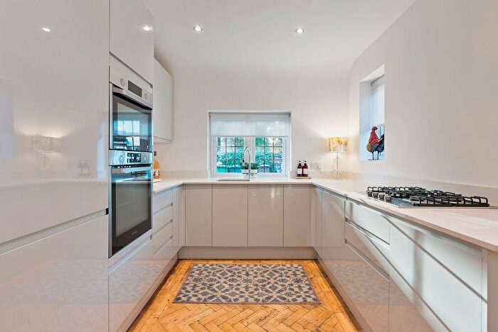 3 Bedroom Detached House For Sale In Manygate Lane, Shepperton, TW17