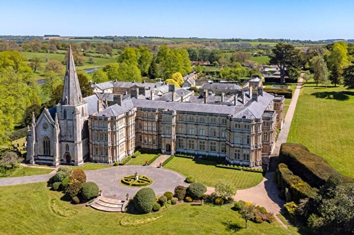 3 Bedroom Flat For Sale In Sherborne, Cheltenham, Gloucestershire, GL54
