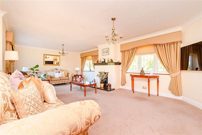 3 Bedroom Chalet For Sale In Mill Lane, Chatham, Kent, ME5