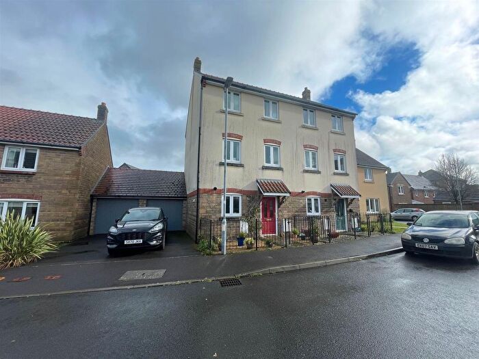 4 Bedroom Semi Detached House For Sale In Oak Drive, Crewkerne, TA18