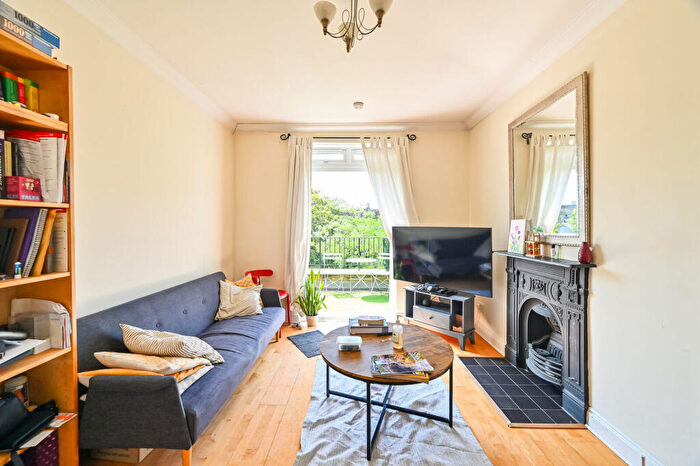 1 Bedroom Flat For Sale In Coleridge Road, Finsbury Park, London, N4
