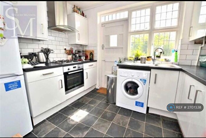 2 Bedroom Flat To Rent In Algers Close, Loughton, IG10