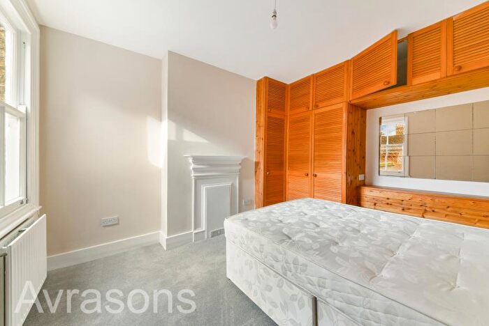 2 Bedroom Flat To Rent In Ambergate Street, Kennington, SE17