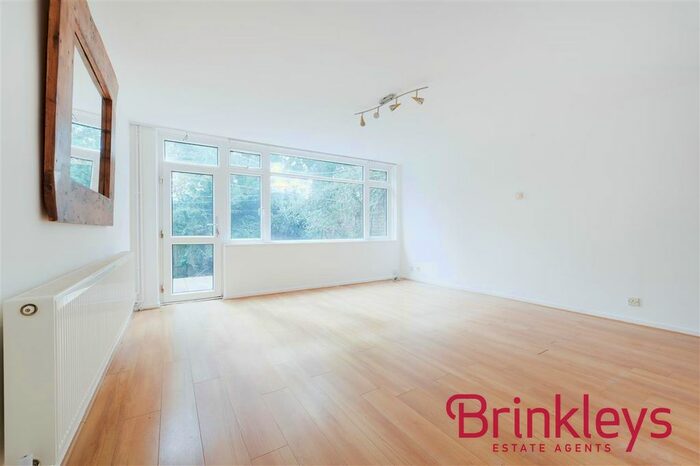 3 Bedroom Maisonette To Rent In Blincoe Close, London, SW19