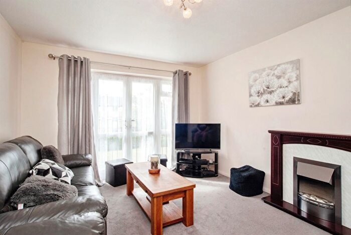2 Bedroom Flat For Sale In Chenies Way, Watford, WD18