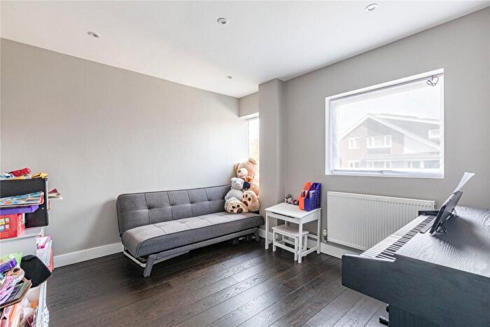 5 Bedroom Detached House For Sale In Ottershaw, Surrey, KT16