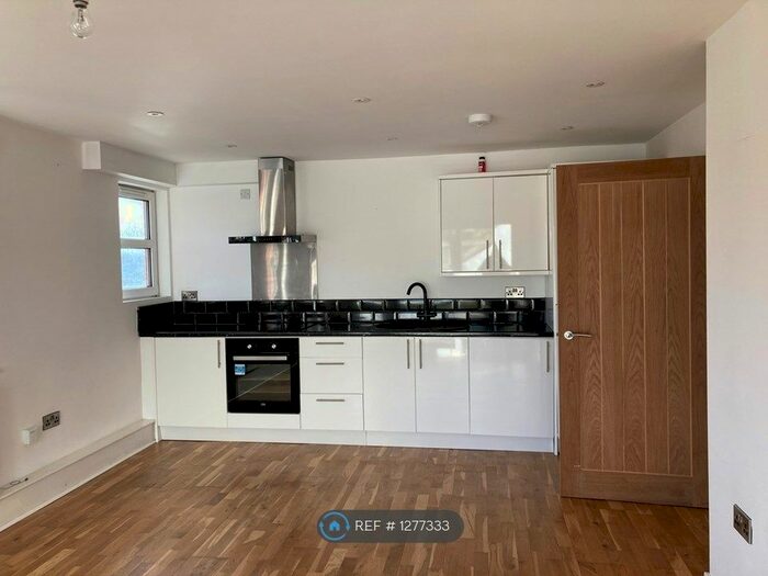 2 Bedroom Flat To Rent In Tiverton, Chapel Street EX16