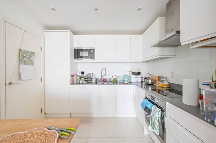 2 Bedroom Flat To Rent In Dundee Wharf, Canary Wharf, London, E14