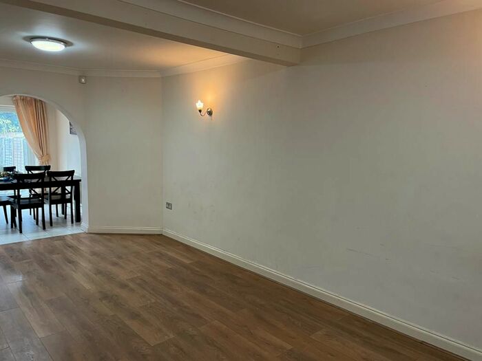 3 Bedroom Semi-Detached House To Rent In Derwent Drive, Hayes UB4