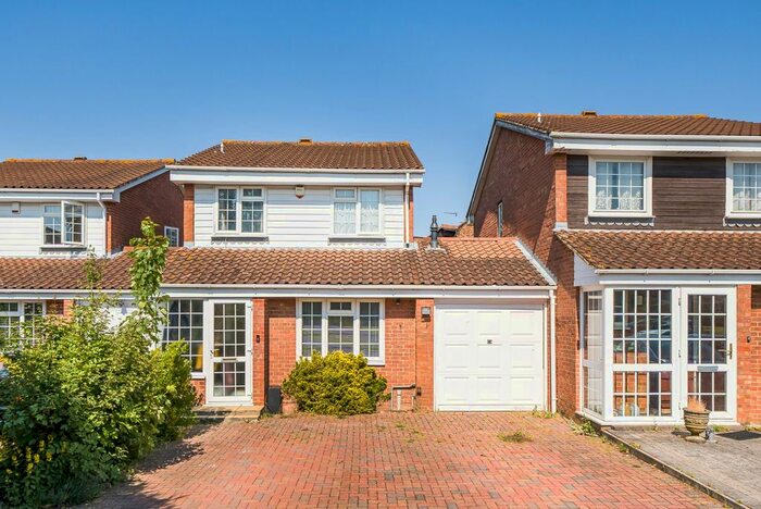 3 Bedroom Detached House To Rent In Fieldside Close, Farnborough, Orpington, BR6