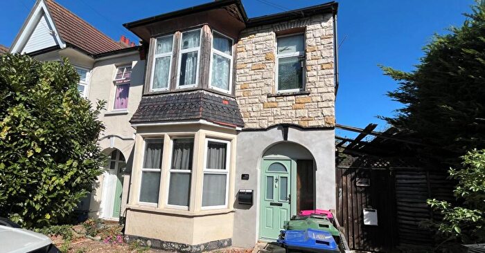 1 Bedroom Flat For Sale In First Floor Flat, A Fairmead Avenue, Westcliff-on-Sea, Essex, SS0