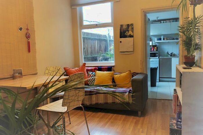 3 Bedroom Flat To Rent In Brading Road, London, SW2