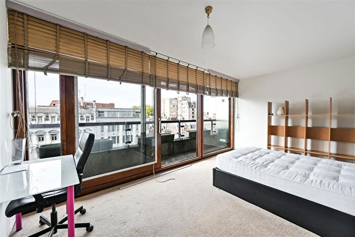 Studio For Sale In John Trundle Court, Barbican, London, EC2Y