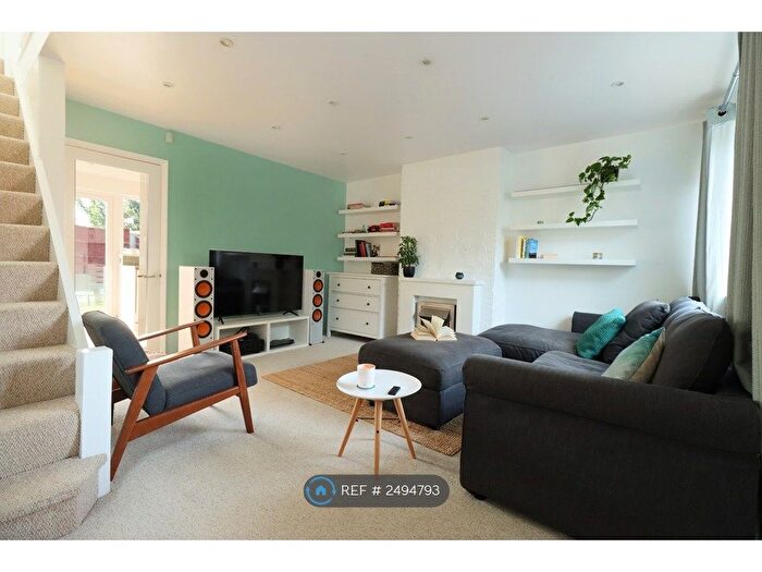 2 Bedroom Semi-Detached House To Rent In The Birches, London, SE7