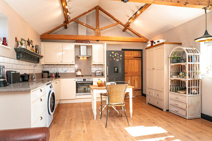 2 Bedroom Barn Conversion For Sale In Main Road North, Dagnall, Berkhamsted, HP4