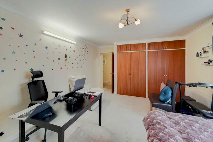 2 Bedroom Flat To Rent In Roxborough Avenue, Harrow, HA1