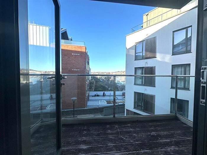 2 Bedroom Flat To Rent In Gaol Ferry Steps, Bristol, BS1
