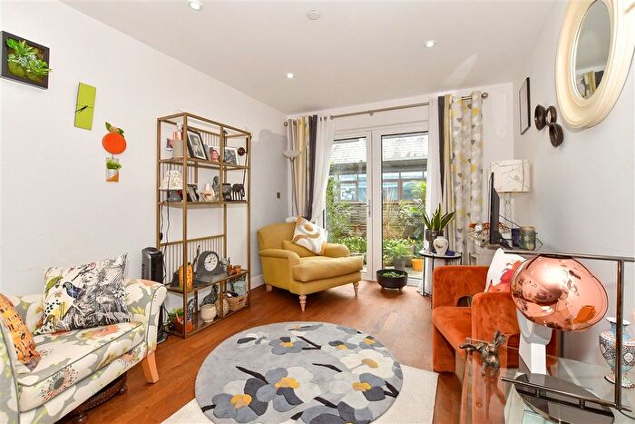 2 Bedroom Flat For Sale In Chart Way, Horsham, West Sussex, RH12