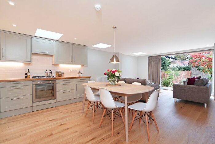 2 Bedroom Flat To Rent In Hugon Road, Fulham, London, SW6