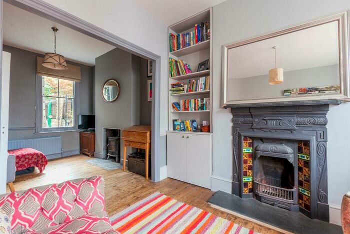 3 Bedroom End Of Terrace House To Rent In Lockhart Street, Mile End, London, E3