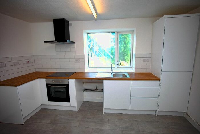 2 Bedroom Flat To Rent In High Street, Clydach, Swansea SA6