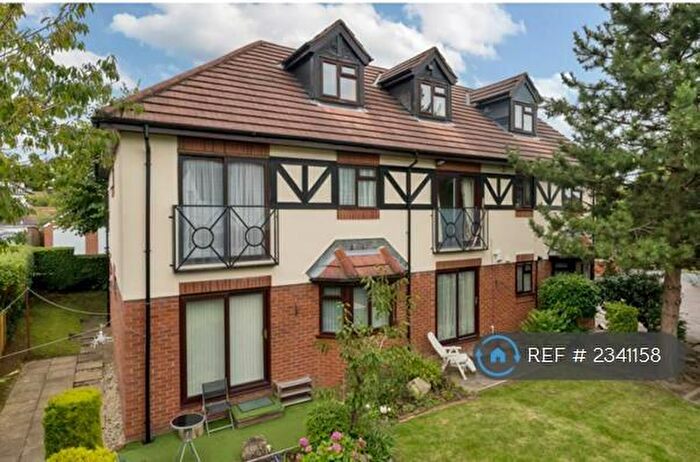 2 Bedroom Flat To Rent In Lime Tree Court, Leeds, LS16