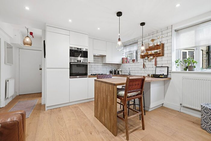 2 Bedroom Flat For Sale In Philson Mansions, Whitechapel, E1