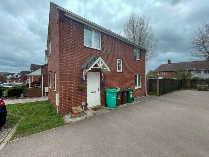 3 Bedroom Semi-Detached House To Rent In Oakford Close, NG8
