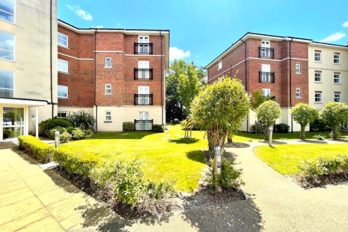 2 Bedroom Flat For Sale In Honington Mews, Farnborough, Hampshire, GU14
