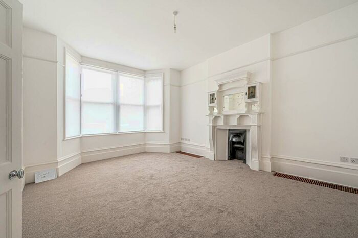 4 Bedroom Semi-Detached House To Rent In Holden Road, Woodside Park, London, N12