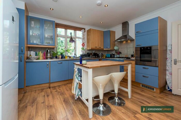 2 Bedroom Flat To Rent In St Stephens Avenue, Shepherds Bush, London, W12