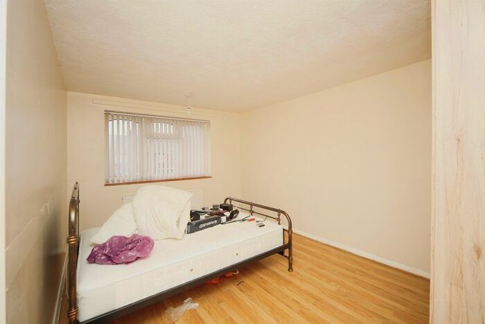 3 Bedroom End Of Terrace House For Sale In Highwood Avenue, Solihull, B92